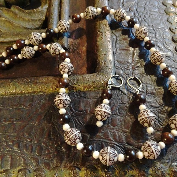 Hand-crafted necklace/earring set in classic Old World cream & brown - Picture 4 of 7